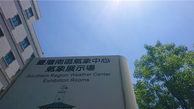 中央气象署南区气象中心21日在台南市后壁区测得摄氏36.7度高温，并且连3日高温超过36度，亮出橙灯警示灯号。（程炳璋摄）