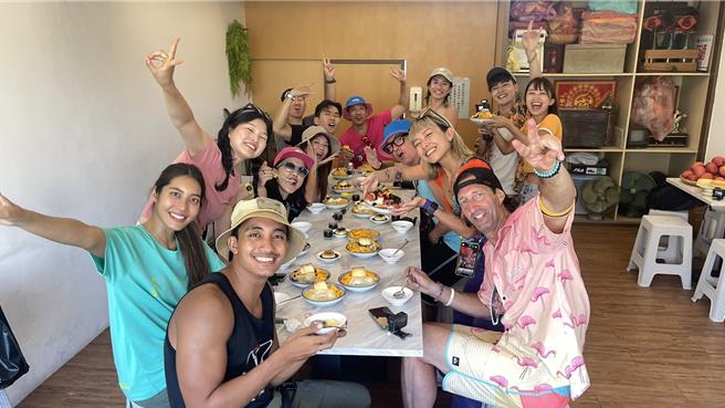 台南市连续3天高温，21日亮出橙灯警示灯号，市区冰品冷饮店热销，有冰店业绩成长2至3成。（程炳璋摄）