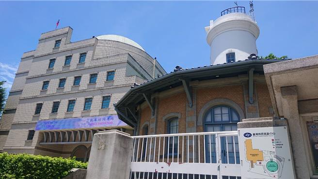 中央气象署南区气象中心21日表示，台南市因连3日高温超过36度，亮出橙灯警示灯号。（程炳璋摄）