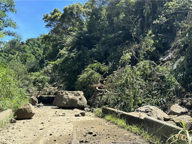 嘉县梅山乡瑞里村嘉154-1线道5.7K处（靠近162甲线狮头崁处）山崩落下巨石，交通中断。（嘉县府提供／廖素慧嘉县传真）