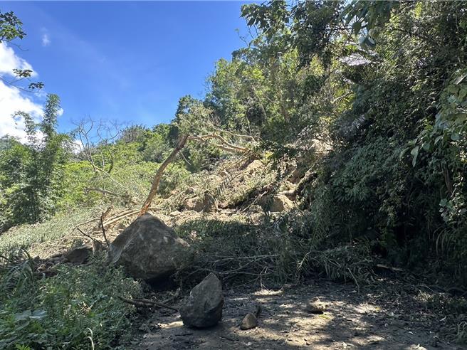 嘉县梅山乡瑞里村嘉154-1线道5.7K处山崩落下巨石挡路。（嘉县府提供／廖素慧嘉县传真）