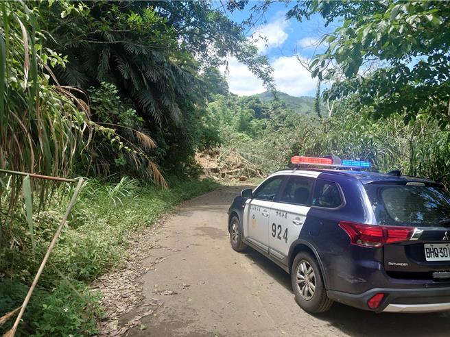 嘉县梅山乡瑞里村嘉154-1线道5.7K处山崩落下巨石挡路，警方封锁道路维安。（竹崎分局提供／廖素慧嘉县传真）