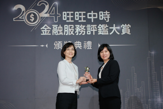 中国信托银行个金作业规划部部长李秋萍协理获颁《服务品质奖》。(中时新闻网摄)