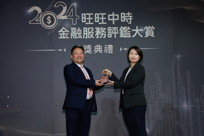 中國信託銀行客群經營部部長周起筠協理(右)獲頒《創新平台獎》。(中時新聞網攝)