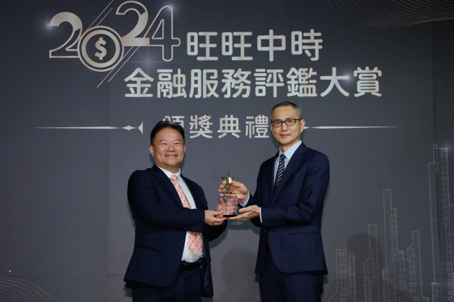 中国信托银行资安长 吴佑文副总(右)获颁《个资防护奖》。（中时新闻网摄）