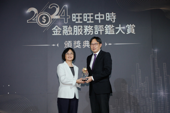 中國信託銀行公共關係部部長王韋凱副總(右)獲頒《金質績效獎》。（中時新聞網攝）
