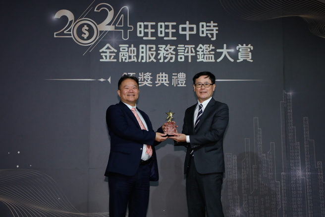 中國信託證券策略長彭一正(右)獲頒《卓越精進獎》。(中時新聞網攝)