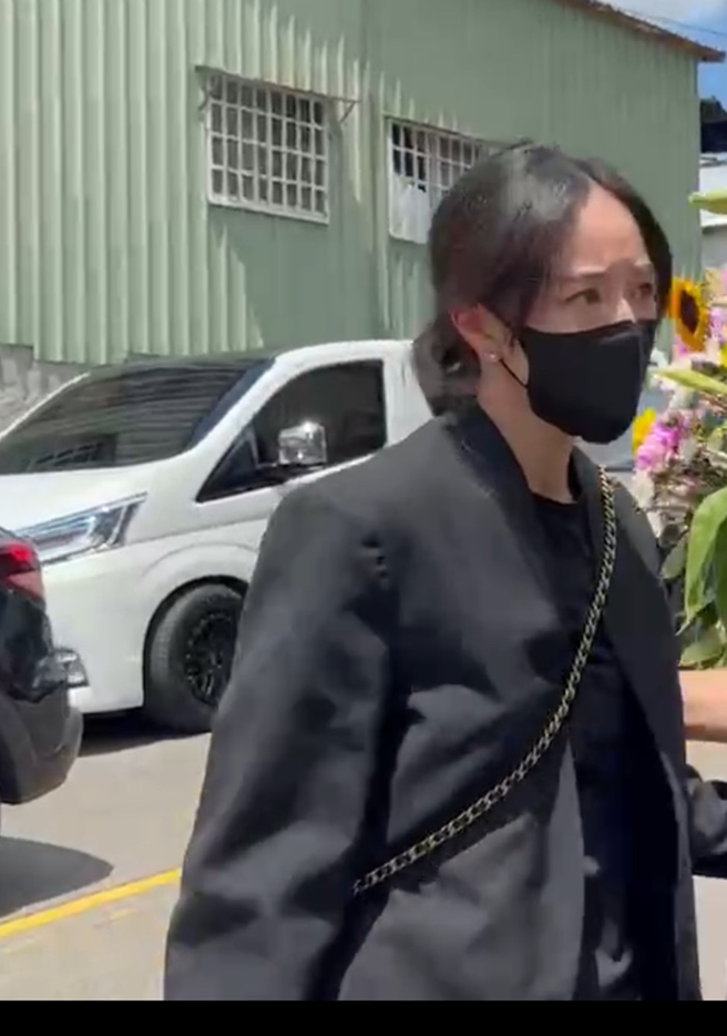 张钧宁参加阮经天妈妈告别式。（图／读者提供）