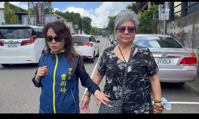 曹雨婷和吴淑敏参加阮经天妈妈告别式。（图／读者提供）