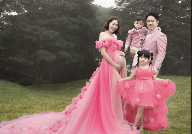 刘伊心全家拍摄孕妇写真。（凯瑟琳婚纱提供）