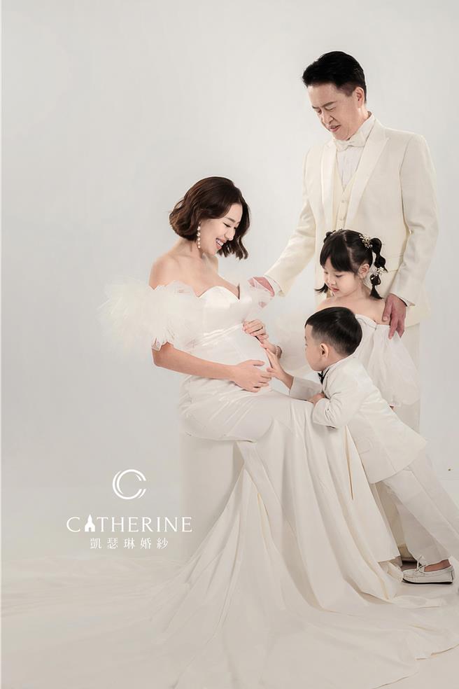 刘伊心怀孕8个月，带着老公、女儿、儿子一起拍孕妇写真。（凯瑟琳婚纱提供）