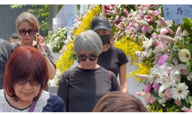 李烈（中，白髮者）现身阮经天妈妈告别式。（图／读者提供）