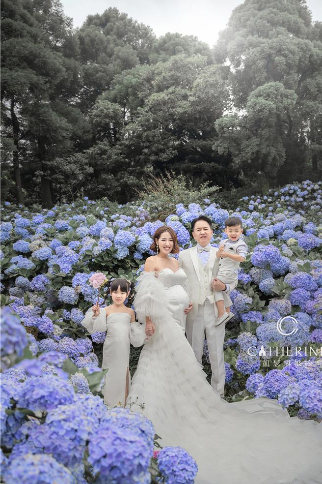 刘伊心全家拍摄孕妇写真。（凯瑟琳婚纱提供）