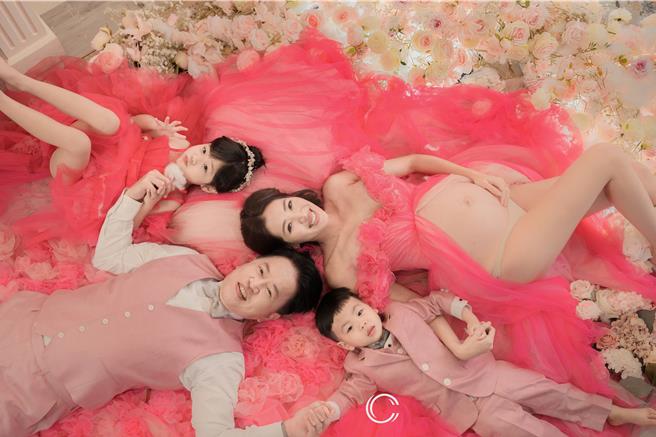 刘伊心全家拍摄孕妇写真。（凯瑟琳婚纱提供）