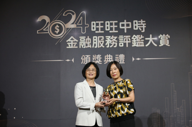 台湾人寿副总经理孙纪兰（右）获颁《企业社会责任奖》。（中时新闻网摄）