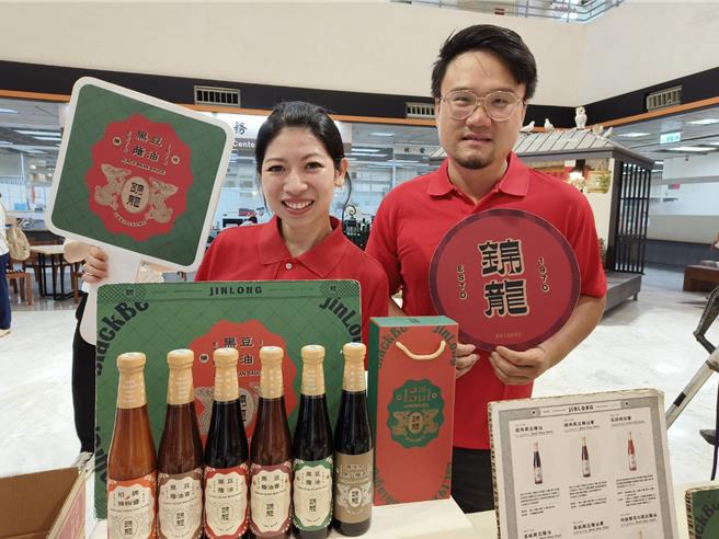 陈宏印与太太李宥颖因自家老品牌辣椒酱而结缘，更携手拚家业。（廖素慧摄）