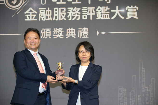 台灣人壽許家綾副總經理（右）獲頒《創新平台獎》。（中時新聞網攝）
