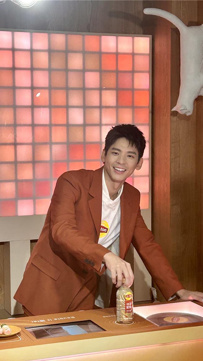 林柏宏21日替奶茶品牌站台代言。（翁紫曦摄）