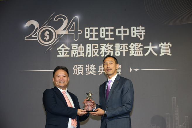 台新銀行數位金融處暨支付金融處 資深副總經理黃天麟（右）獲頒《卓越精進獎》。（中時新聞網攝）
