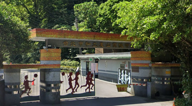 台北市私立东山高中国中部今年超收142名学生，台北市教育局强调相关行为已违反私立学校法，不排除减招甚至停招处分。（图／翻摄自Google地图）