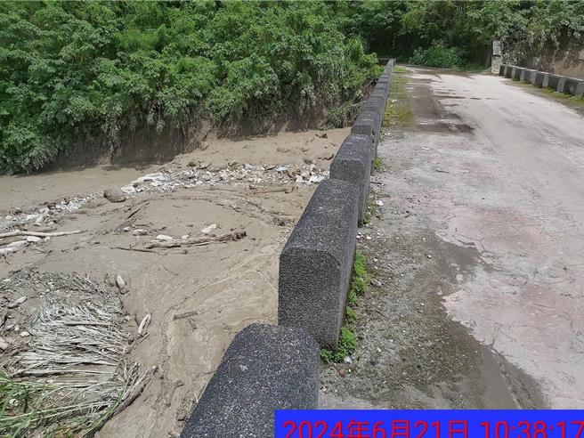 花蓮秀林鄉景美村三棧部落的無名溪（南溪）20晚大雨來時出現滾滾土石流，土砂溢流產業道路。（田廣增提供）
