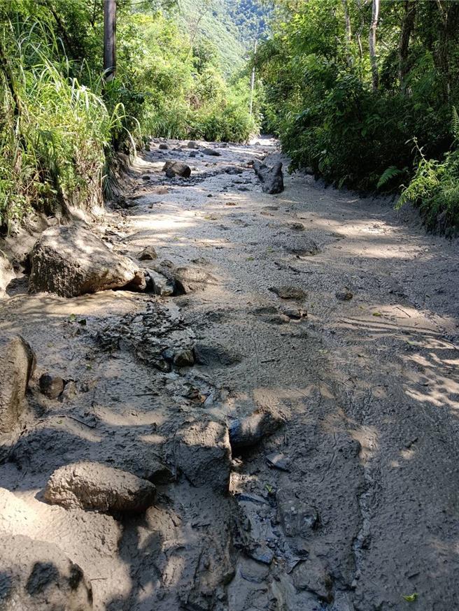 花蓮秀林鄉景美村三棧部落的無名溪（南溪）20晚大雨來時出現滾滾土石流，土砂溢流產業道路。（田廣增提供）