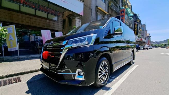 「太陽聯盟」精神領袖吳桐潭身故，7月9日將在基隆盛大辦理告別式，其家屬今日捐贈一輛近250萬的長照車給八堵礦工醫院，並號召親友捐血助人。（翻攝畫面／徐佑昇基隆傳真）