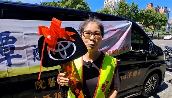 「太陽聯盟」精神領謝吳桐潭身故，其家屬今日捐贈一輛近250萬的長照車給八堵礦工醫院，並號召親友捐血助人。圖為家屬基隆市七堵鄉土婦女會理事長謝秋華受訪。（翻攝畫面／徐佑昇基隆傳真）