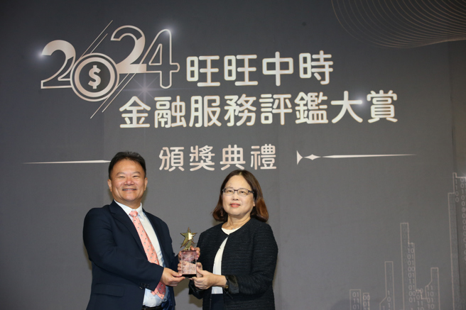 中華郵政股份有限公司楊素珠副總經理（右）獲頒《資訊安全獎》。（中時新聞網攝）