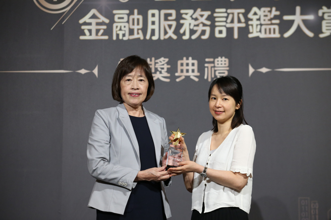王道商业银行企业永续暨沟通处张伦玮副总经理暨公司发言人（右）获颁《永续发展奖》。（中时新闻网摄）