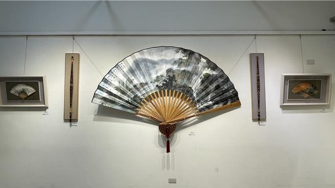 南投县水墨工笔画艺术家江衍寿22日将在大墩文化中心举行「善意扇艺」个展，展出作品最小5公分，最大210公分。（民眾提供／杨静茹南投传真）