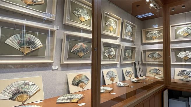 艺术家江衍寿强调，折扇是他多年对书、画、手工艺的沈悟，此次展览让大眾欣赏折扇之美。（民眾提供／杨静茹南投传真）