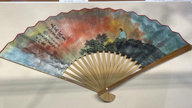 艺术家江衍寿认为，扇子富有多子多多福气，及象徵承接神佛福气等美意，其扇画不管书画及扇骨均一体成形。（民眾提供／杨静茹南投传真）