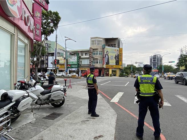 台中市警局交通大隊自6月24日至7月23日將推「維護行人安全大執法」專案勤務，取締重點為闖紅燈、車不讓人、路口搶快提前左轉彎、行人闖紅燈及隨意穿越道路等5項。（台中市警局交通大隊提供／陳淑芬台中傳真）