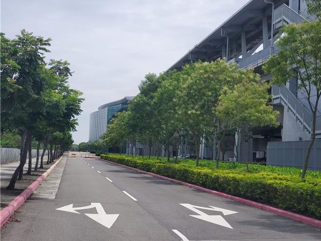 云林高铁站的后站（西侧门）目前尚未开放，道路空空荡荡。（周丽兰摄）