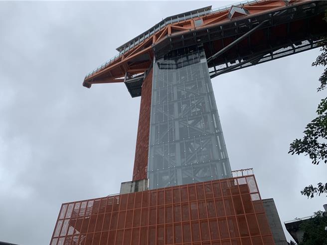 基隆市去年12月啟用的「基隆塔」21日發生墜樓死亡意外。基隆市文化局宣布，即日起暫停開放基隆塔，待整備完成後再行開放。（徐佑昇攝）