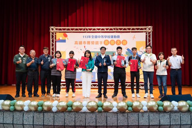 陈其迈(右六)颁奖表扬今年全中运破大会纪录的高市选手。（图片来源：高雄市政府提供）
