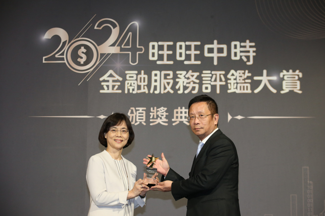 国票综合证券数位科技部詹伟宏副总经理（右）获颁《服务品质奖》。（中时新闻网摄）