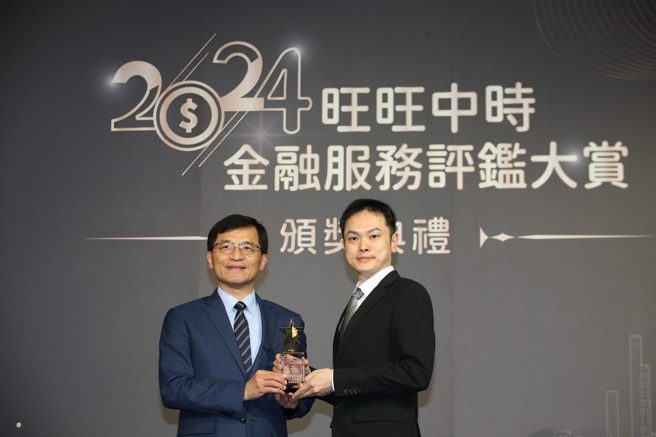 國泰綜合證券陳志成副總經理暨資安長（右）獲頒《樂齡友善獎》。（中時新聞網攝）