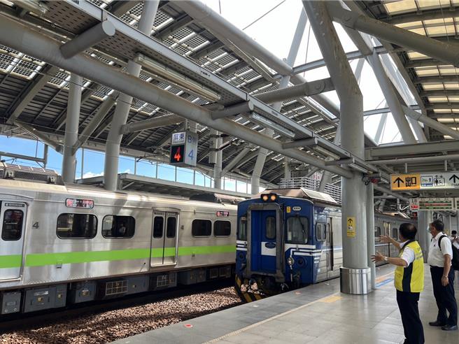 屏东火车站令人诟病的「水患」困扰民眾近10年，对此，屏东立委锺佳滨相当关切，台铁承诺将筹措4000万元在月台增设14座风雨走廊，同时积极改善屋内漏水问题。（锺佳滨服务处提供／谢佳潾屏东传真）