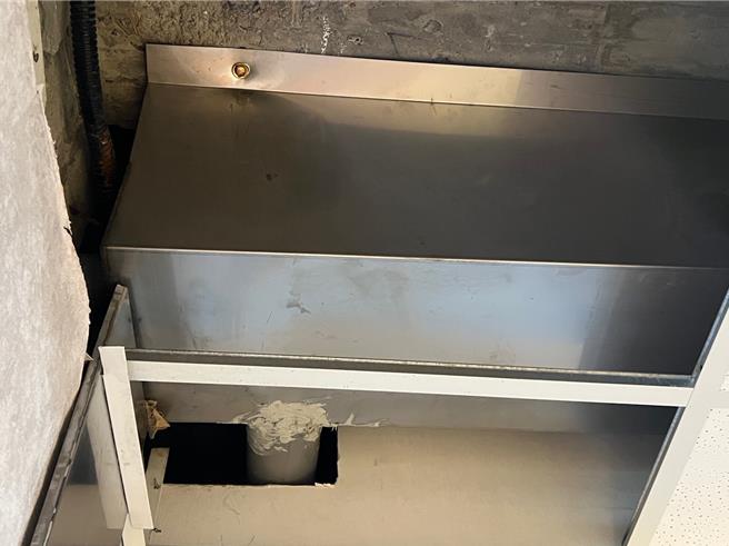 屏东火车站令人诟病的「水患」困扰民眾近10年，对此，屏东立委锺佳滨相当关切，台铁承诺将筹措4000万元在月台增设14座风雨走廊，同时积极改善屋内漏水问题。（锺佳滨服务处提供／谢佳潾屏东传真）