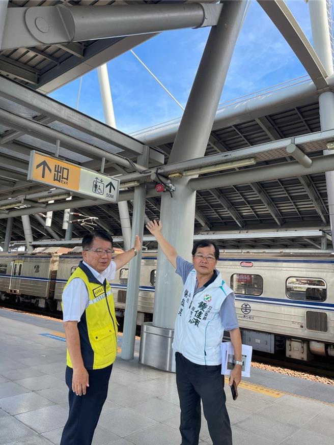 屏东火车站令人诟病的「水患」困扰民眾近10年，对此，屏东立委锺佳滨相当关切，台铁承诺将筹措4000万元在月台增设14座风雨走廊，同时积极改善屋内漏水问题。（锺佳滨服务处提供／谢佳潾屏东传真）