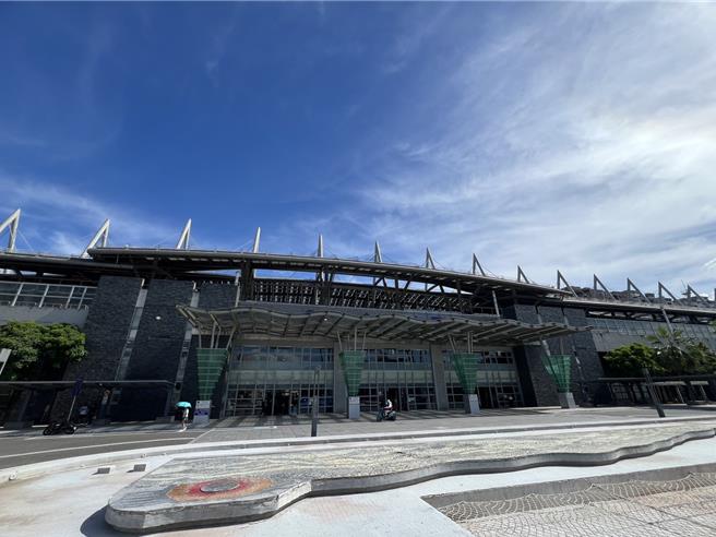 屏东火车站令人诟病的「水患」困扰民眾近10年，对此，屏东立委锺佳滨相当关切，台铁承诺将筹措4000万元在月台增设14座风雨走廊，同时积极改善屋内漏水问题。（锺佳滨服务处提供／谢佳潾屏东传真）