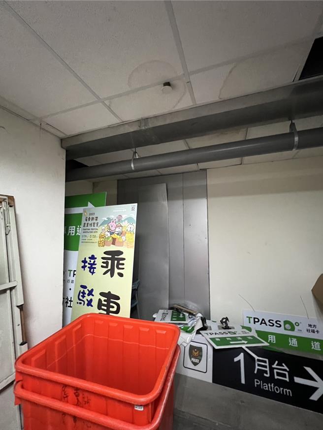 屏东车站备有大水桶接水。（锺佳滨服务处提供／谢佳潾屏东传真）