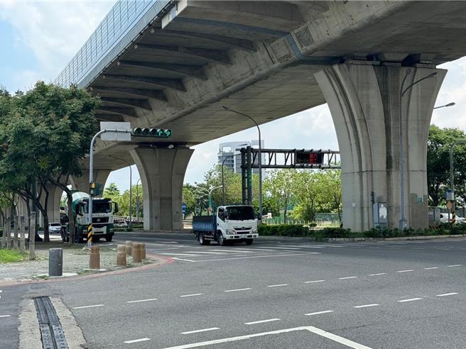 台中市太平區與東區交界的環中東路與溪洲西路口，路幅寬廣，不少民眾向台中市議員黃佳恬陳情行人通行秒數不夠，常走到一半就變紅燈，進退不得。（市議員黃佳恬提供／潘虹恩台中傳真）