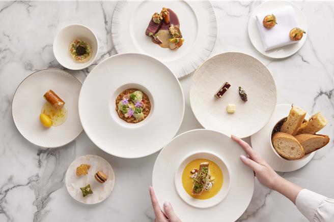 「LA FARFALLA」義式餐廳邀請「SENS」主廚吳定祐快閃客座，呈現8道佳餚佐搭5款佳釀的法餐饗宴。(台北艾麗希爾頓格芮精選酒店提供)