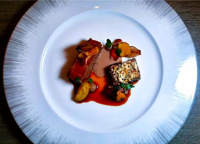 法式經典「紅酒燉牛肉」，吳定祐主廚在烹調技法賦予創新演繹，A5和牛菲力以炭烤手法，使表層富有煙燻香氣，同時維持肉質軟嫩。(陳韻萍攝)