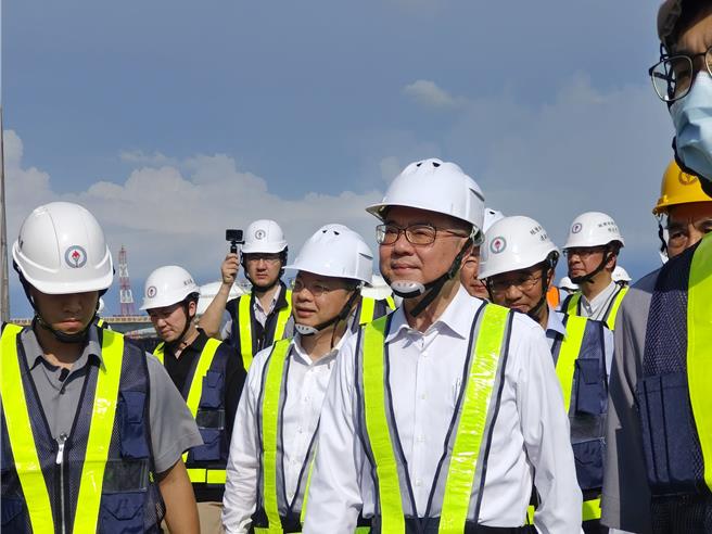 中油天然气第三接收站工程目前进度58.49％，预计明年3月底试运转供气。行政院长卓荣泰21日视察工程，他说，三接有3大功能，包含非核家园、绿能发电、稳定北部供电等等。（赖佑维摄）