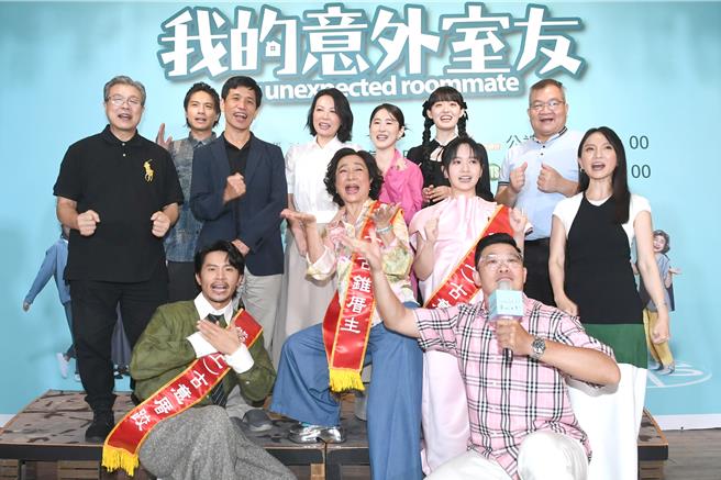 華視、公視台語台新戲《我的意外室友》21日舉辦首播記者會，前排左起姚淳耀、馬力歐、楊麗音(第二排左起)、嚴正嵐等人與長官合照。（華視、公視台語台提供）