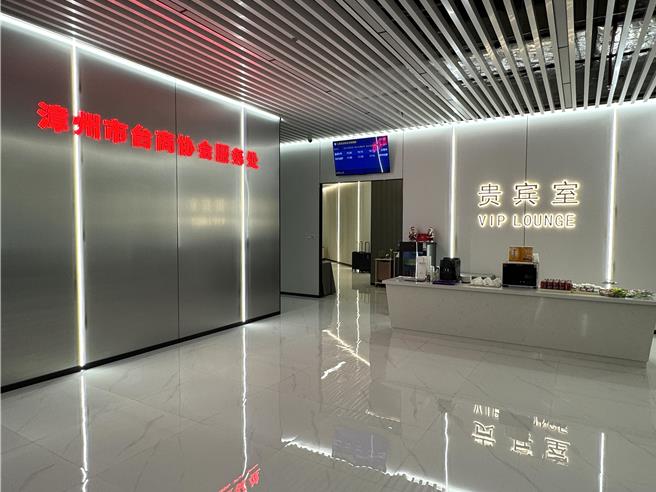 「金门乡亲服务站」位于厦门市五通码头候船大楼2楼，目前设有接待柜台区、办公区、贵宾室、哺乳室等空间。(于家麒摄)